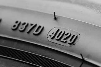 Banden vervangen bij je scooter of bromfiets: Zo doe je dat goed en veilig.