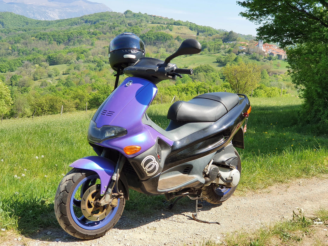 Jaren 90 scooters: Het tijdperk van vrijheid, opvoeren en flair!